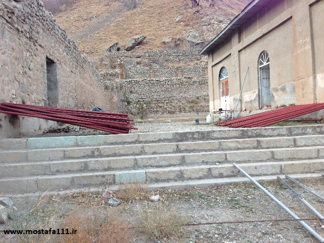 محوطه و حیاطر کاخ ناصرالدین شاهی شهرستانک